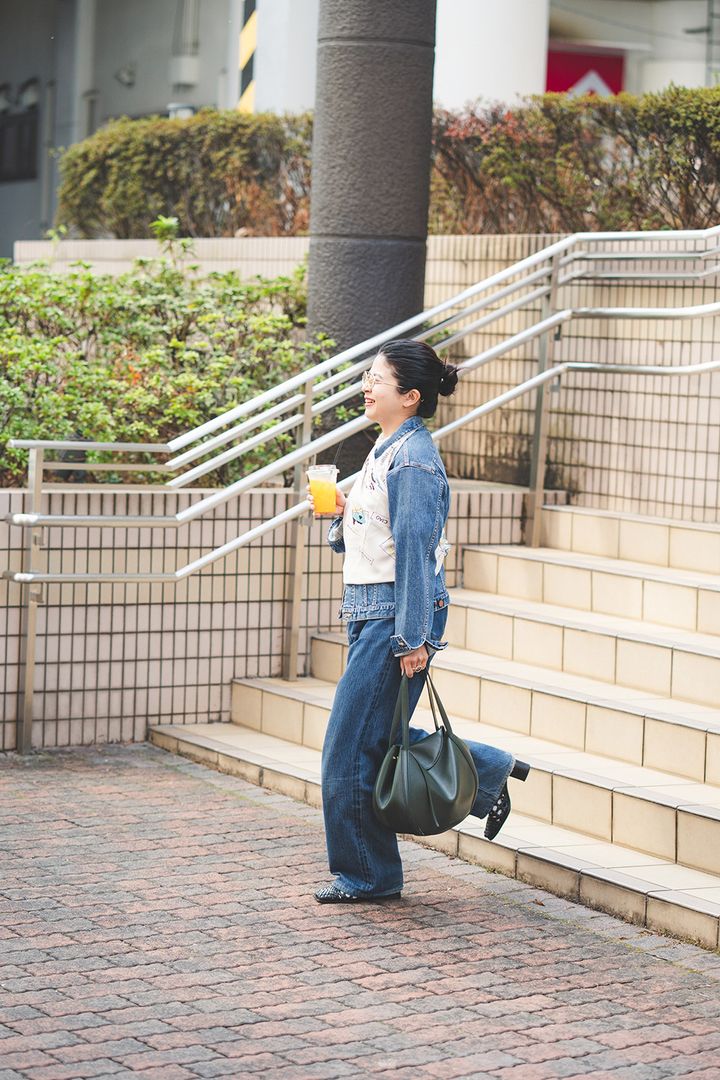 デニムオンデニムをジャストフィットに着こなすなら、スカーフのアレンジを加えてレディに格上げ【FUDGE dig.｜デニムオンデニムSNAP- vol.1】