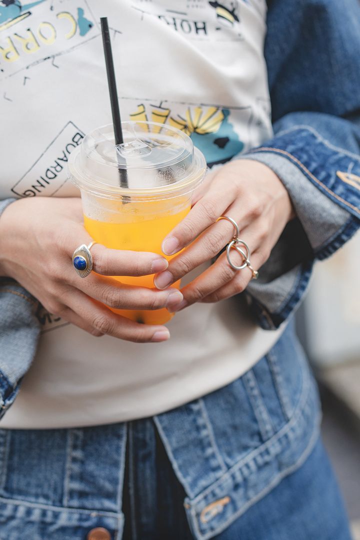 デニムオンデニムをジャストフィットに着こなすなら、スカーフのアレンジを加えてレディに格上げ【FUDGE dig.｜デニムオンデニムSNAP- vol.1】