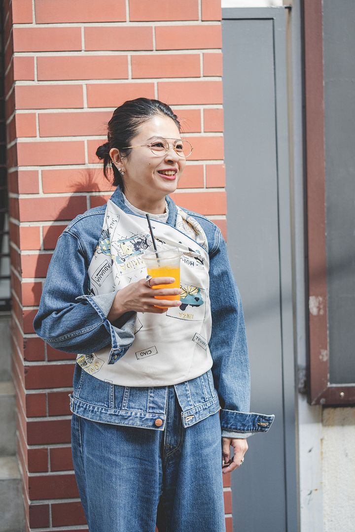 デニムオンデニムをジャストフィットに着こなすなら、スカーフのアレンジを加えてレディに格上げ【FUDGE dig.｜デニムオンデニムSNAP- vol.1】