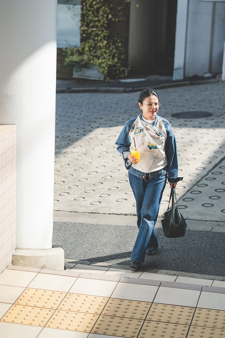 デニムオンデニムをジャストフィットに着こなすなら、スカーフのアレンジを加えてレディに格上げ【FUDGE dig.｜デニムオンデニムSNAP- vol.1】