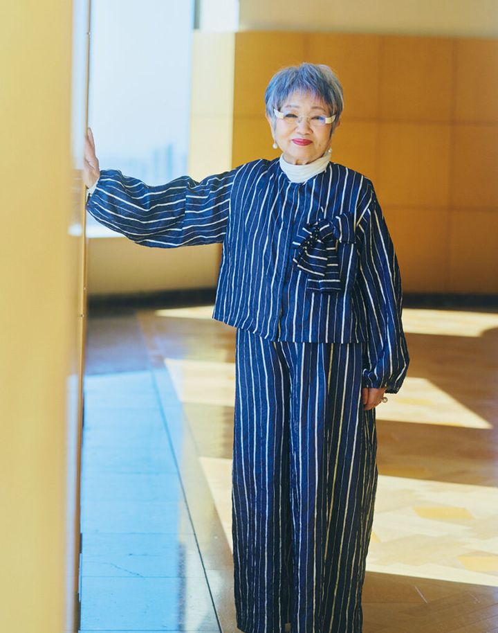 メガネは平昌冬季五輪の聖火リレーに参加した際、ソウルで購入したもの。 「日本ではなかなか見ないデザインが気に入って。メガネは100個以上は持ってるわね」。真珠のピアスとリングはオーダーメイド。 「ピアスは中学生のときに開けたの」 ブラウス¥42,900、パンツ¥42,900／4298 SHIZUKA KOMURO（シズカコムロ）