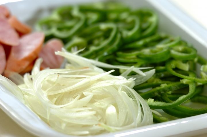 春巻きの皮でピザの下準備1