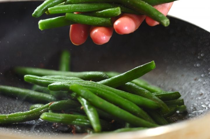 インゲンとマッシュルームのアンチョビ炒めの作り方1