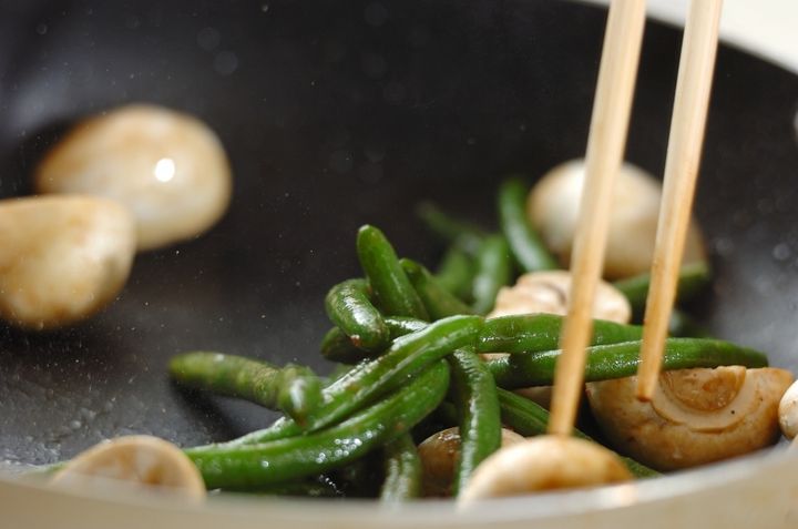 インゲンとマッシュルームのアンチョビ炒めの作り方2