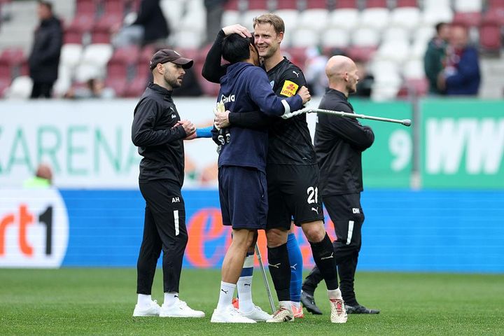 25歳日本代表、ドイツで11ゴールも悲劇！負傷交代で松葉杖姿に…監督は「足首を…」