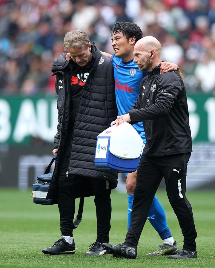 25歳日本代表、ドイツで11ゴールも悲劇！負傷交代で松葉杖姿に…監督は「足首を…」