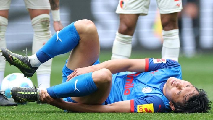 25歳日本代表、ドイツで11ゴールも悲劇！負傷交代で松葉杖姿に…監督は「足首を…」