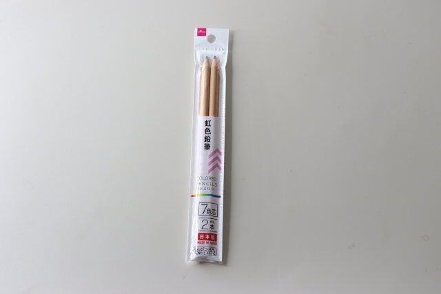 ダイソーの虹色鉛筆のパッケージ