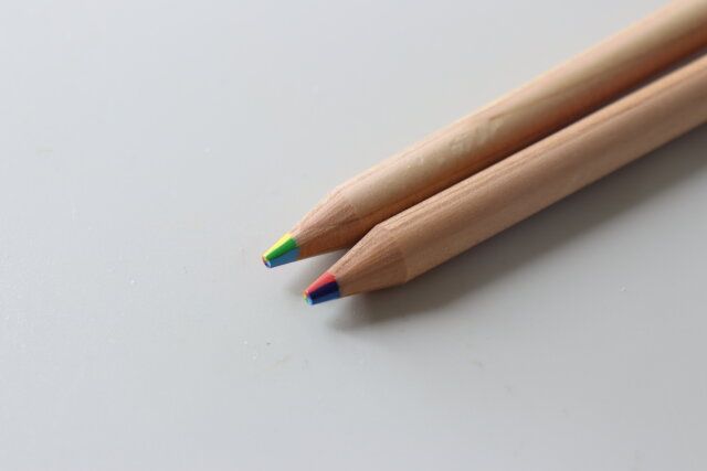 ダイソーの虹色鉛筆の7色芯