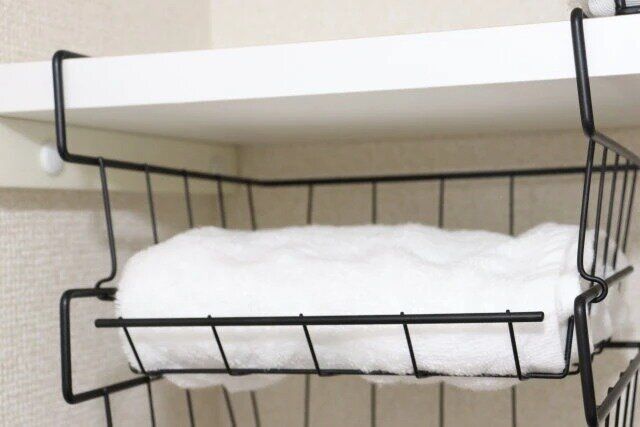 セリアの2段まで積み重ねできるハンギングワイヤーラックは省スペースで収納できる