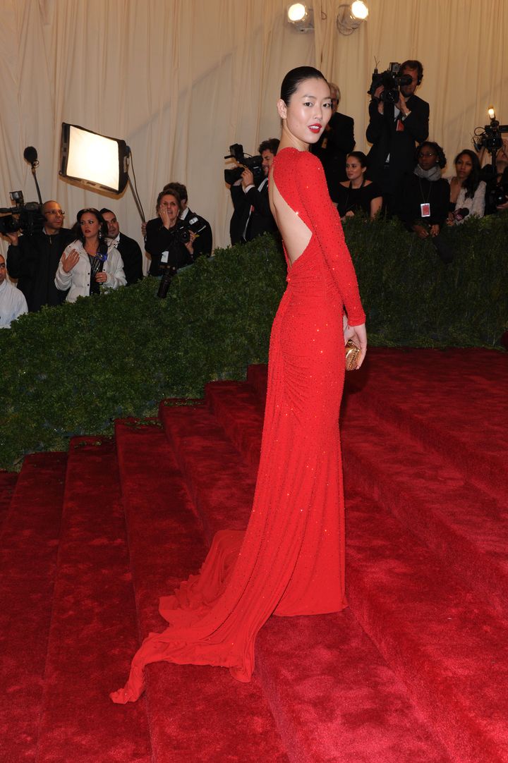 2012年『Schiaparelli and Prada: Impossible Conversations（スキャパレリとプラダ：不可能な会話）』<br /> ルック／マイケル コース