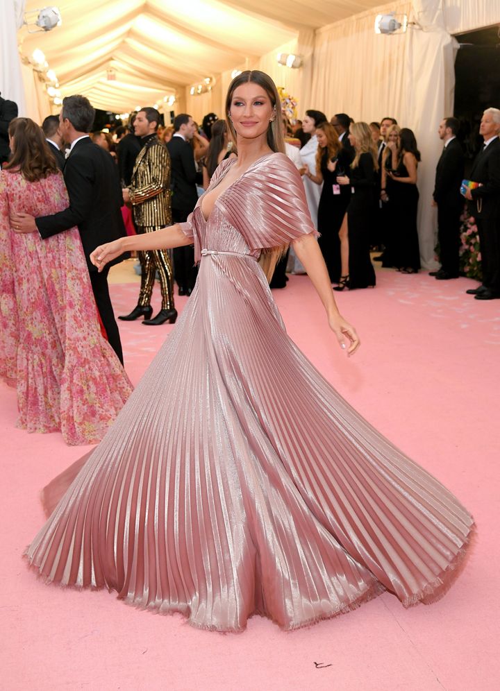 2019年『Camp: Notes on Fashion（キャンプ：ファッションについてのノート）』<br /> ルック／ディオール 2019年春夏オートクチュールコレクションより。