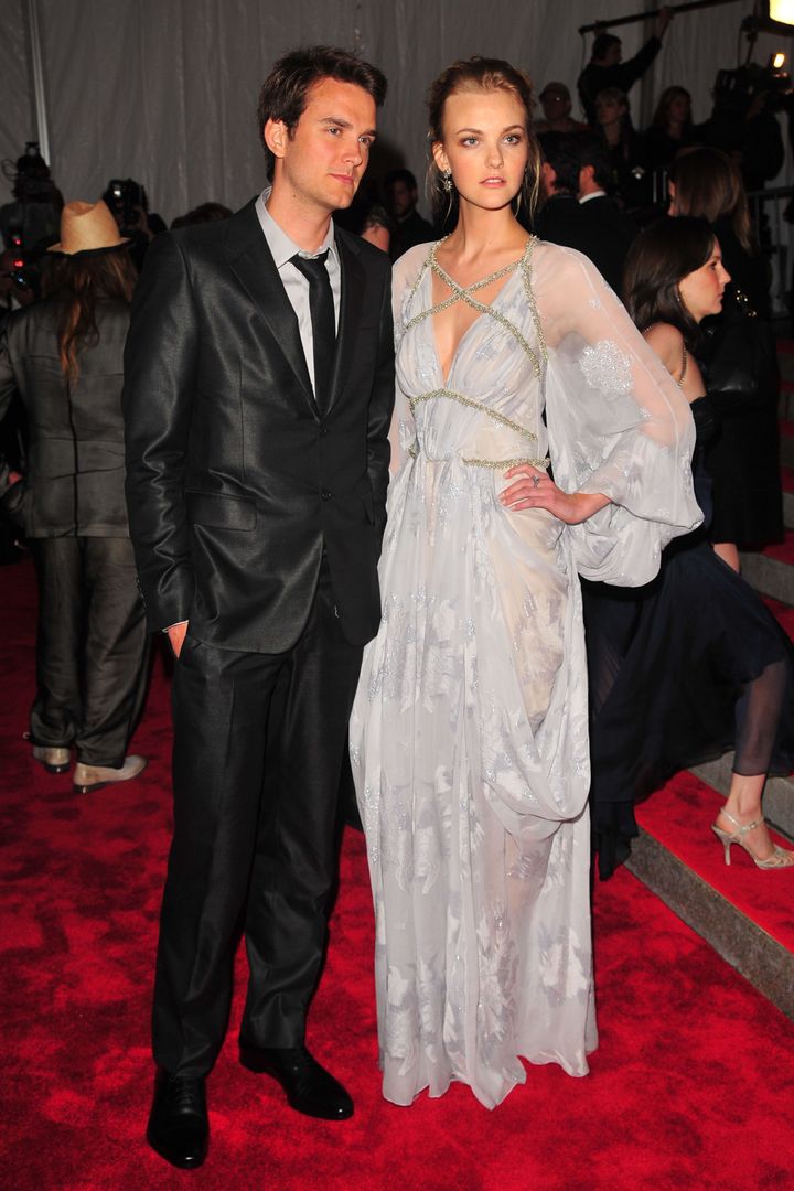 2009年『The Model as Muse: Embodying Fashion（ミューズとしてのモデル）』<br /> ルック／ジョン ガリアーノ 2009-10年秋冬コレクションより。