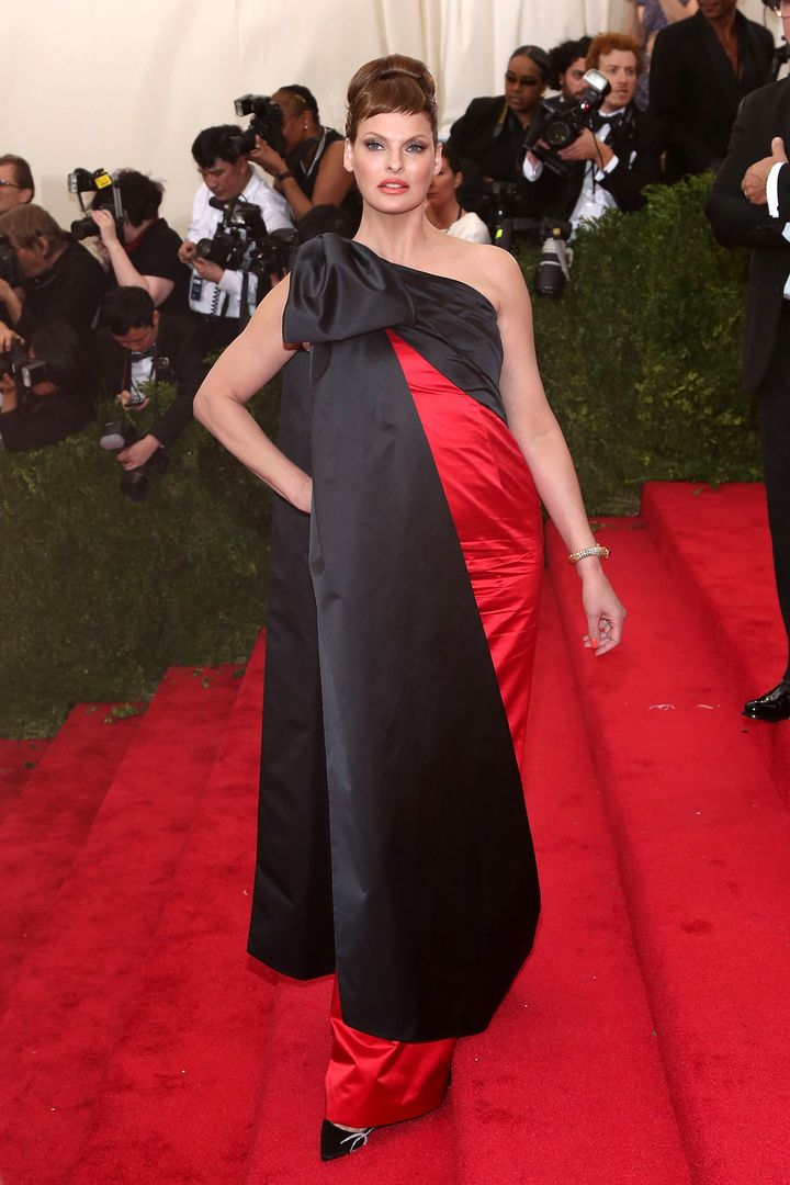 2015年『China: Through the Looking Glass（鏡越しに見る中国）』<br /> ルック／モスキーノ 2015-16年秋冬コレクションより。