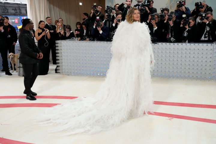 2023年『Karl Lagerfeld: A Line of Beauty（カール・ラガーフェルド: 美の系譜）』<br /> ルック／シャネル