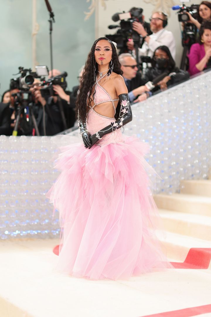 2023年『Karl Lagerfeld: A Line of Beauty（カール・ラガーフェルド: 美の系譜）』<br /> ルック／プラバル グルン