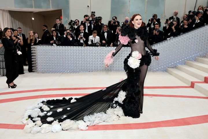 2023年『Karl Lagerfeld: A Line of Beauty（カール・ラガーフェルド: 美の系譜）』<br /> ルック／クリスチャン・シリアノ