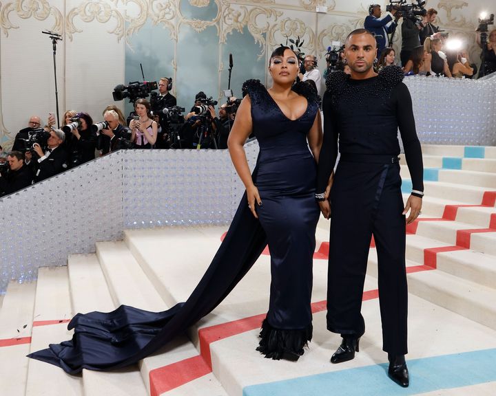 2023年『Karl Lagerfeld: A Line of Beauty（カール・ラガーフェルド: 美の系譜）』<br /> ルック／ルアール