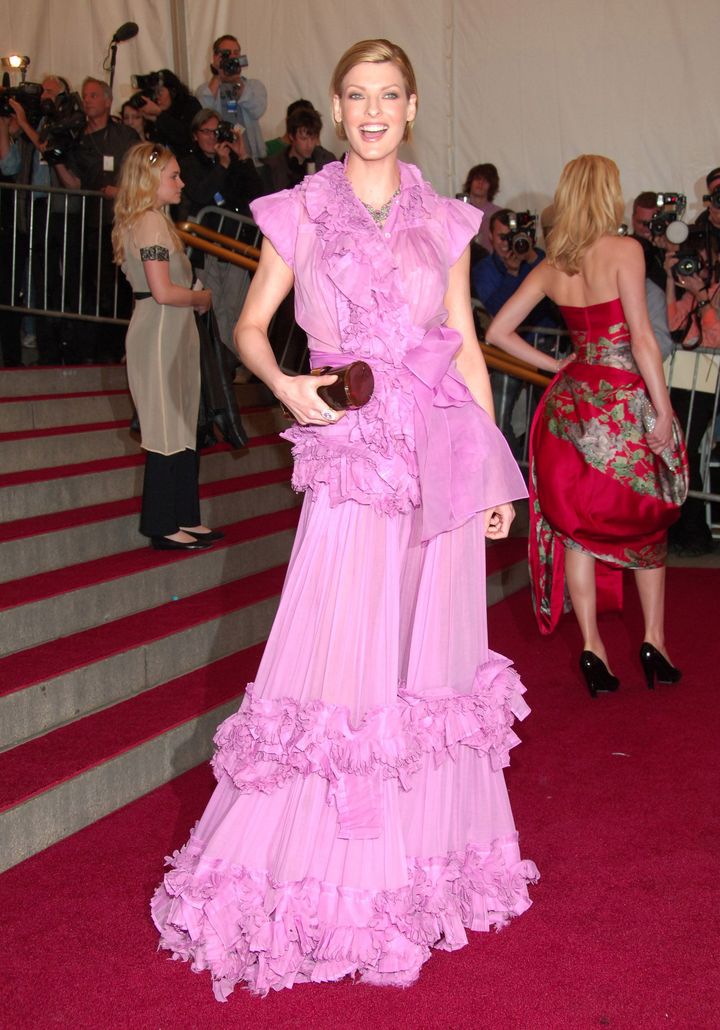 2006年『AngloMania: Tradition and Transgression in British Fashion（アングロマニア：伝統と逸脱のブリティッシュ・ファッション）」<br /> ルック／サンローラン 2006年春夏コレクションより。