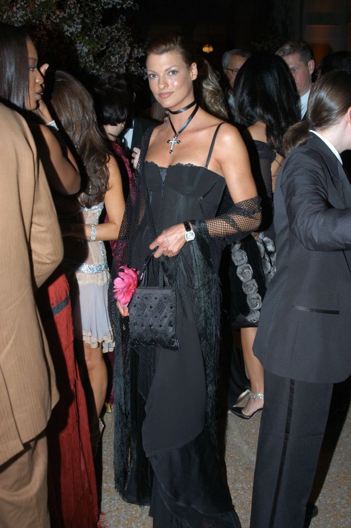 2003年『Goddess: The Classical Mode（女神：クラシカル・モード）』<br /> ルック／ドルチェ＆ガッバーナ 2003-04年秋冬コレクションより。