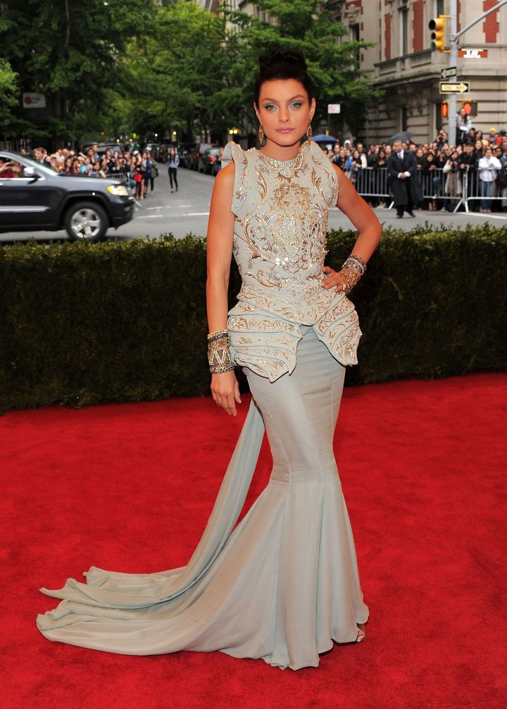 2012年『Schiaparelli and Prada: Impossible Conversations（スキャパレリとプラダ：不可能な会話）』<br /> ルック／ディオール 2006-07年秋冬オートクチュールコレクションより。