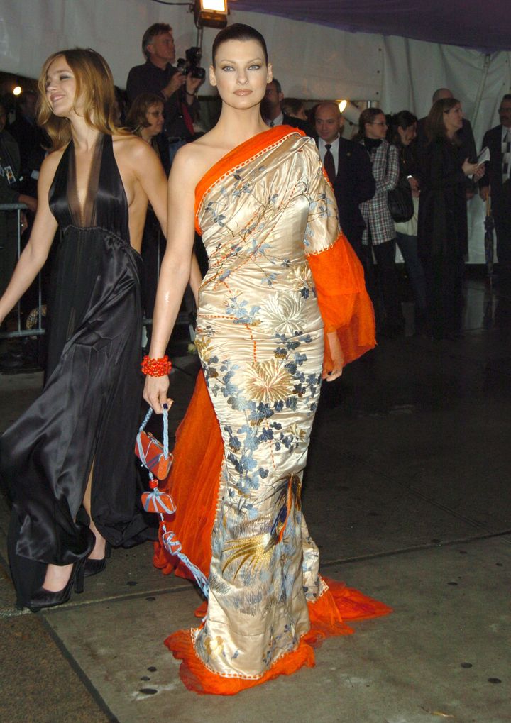 2004年『Dangerous Liaisons : Fashion and Furniture in the Eighteenth Century（危険な関係：18世紀のファッションと家具）』<br /> ルック／ジャンポール・ゴルチエ 2004年春夏オートクチュールコレクションより。