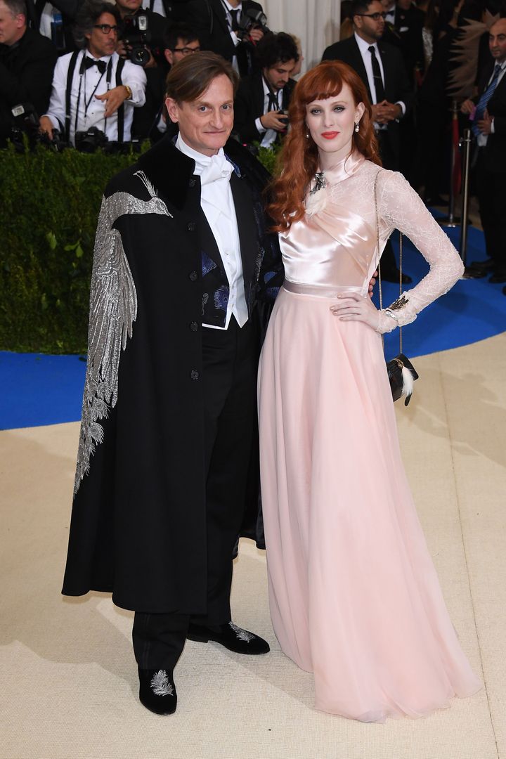 2017年『Rei Kawakubo/Comme des Garcons: Art of the In-Between（川久保玲／コム デ ギャルソン／間の技）<br /> ルック／ランバン 2017-18年秋冬コレクションより。