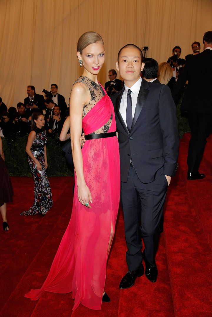 2012年『Schiaparelli and Prada: Impossible Conversations（スキャパレリとプラダ：不可能な会話）』<br /> ルック／ジェイソン ウー