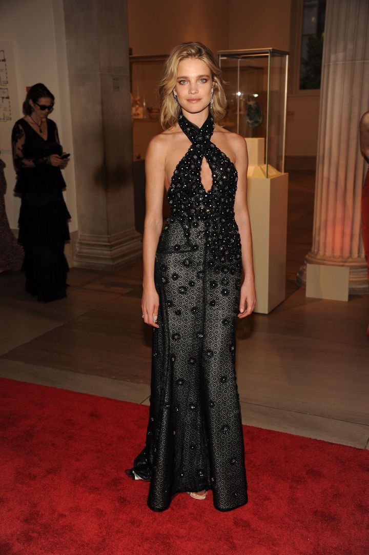 2012年『Schiaparelli and Prada: Impossible Conversations（スキャパレリとプラダ：不可能な会話）』<br /> ルック／ルイ・ヴィトン