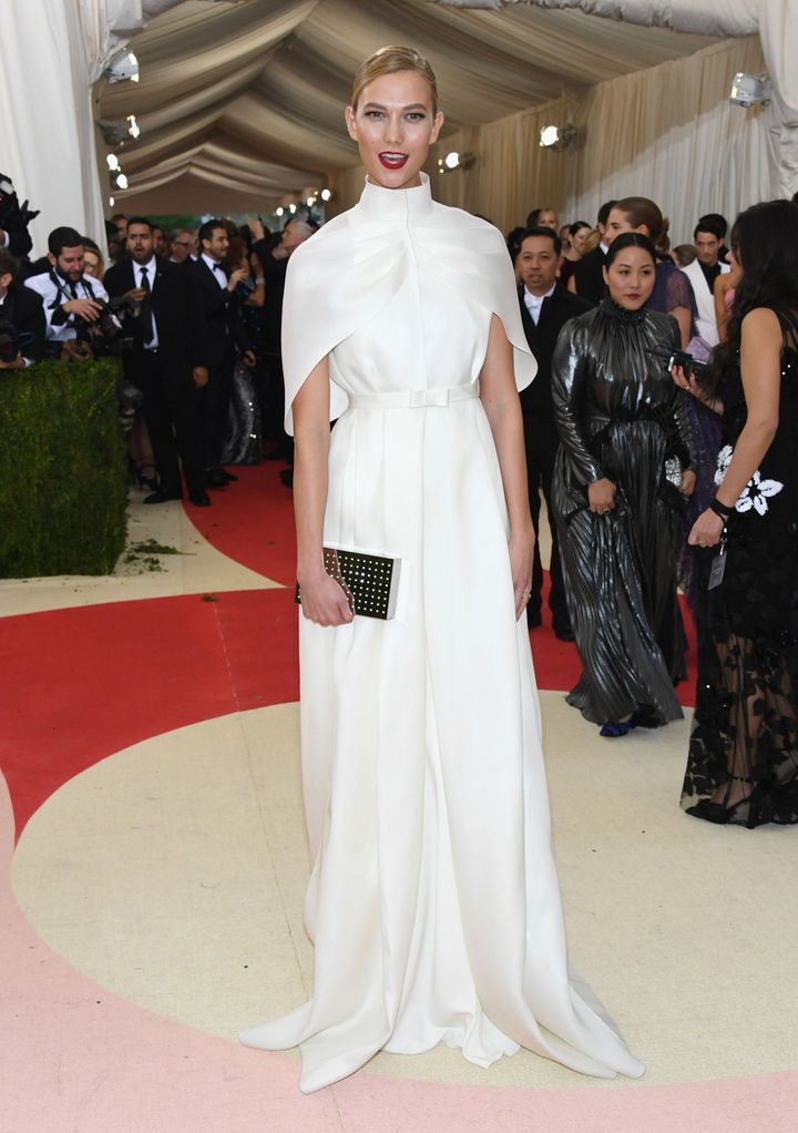 2016年『Manus x Machina: Fashion in an Age of Technology（手仕事×機械：テクノロジー時代のファッション）』<br /> ルック／ブランドン マックスウェル