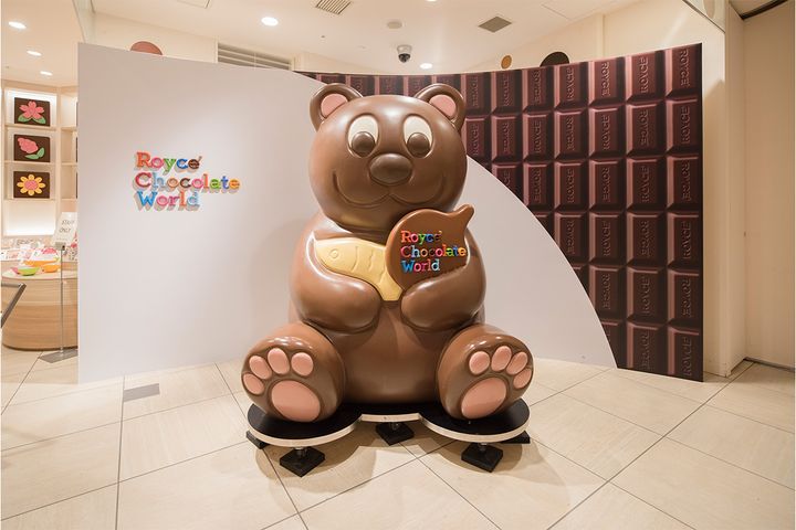 新千歳空港3階「ロイズ チョコレートワールド」のフォトスポットとしても人気のクマ