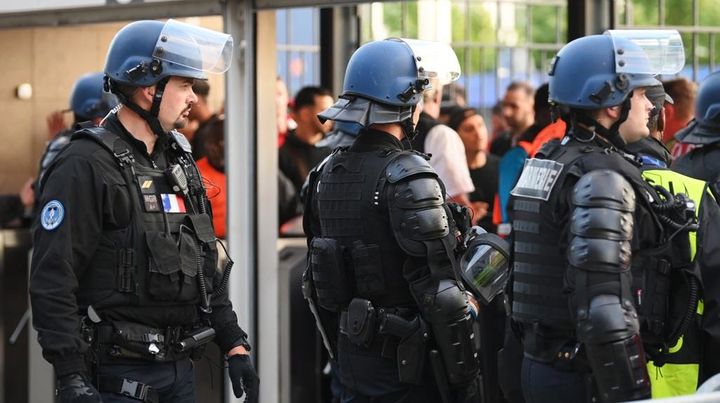 フランス司法大臣、日本代表が所属していた英強豪チームのサポーターに謝罪したワケ