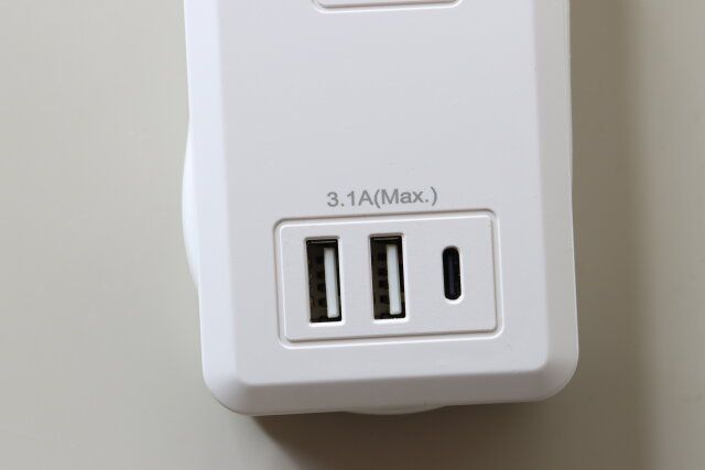 ダイソーの2コンセントタップ（Type-A 2ポート＋Type-C 1ポート、3.1A、20cm）3