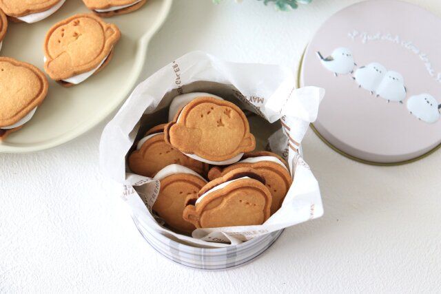 シマエナガの缶に詰める。