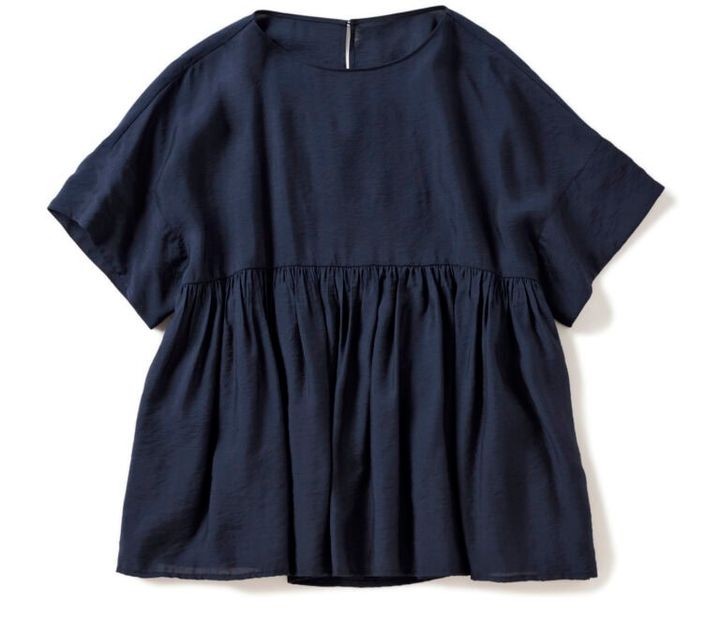 ブラウス［5月発売予定］¥6,990／アンフィーロ（オンワード樫山）