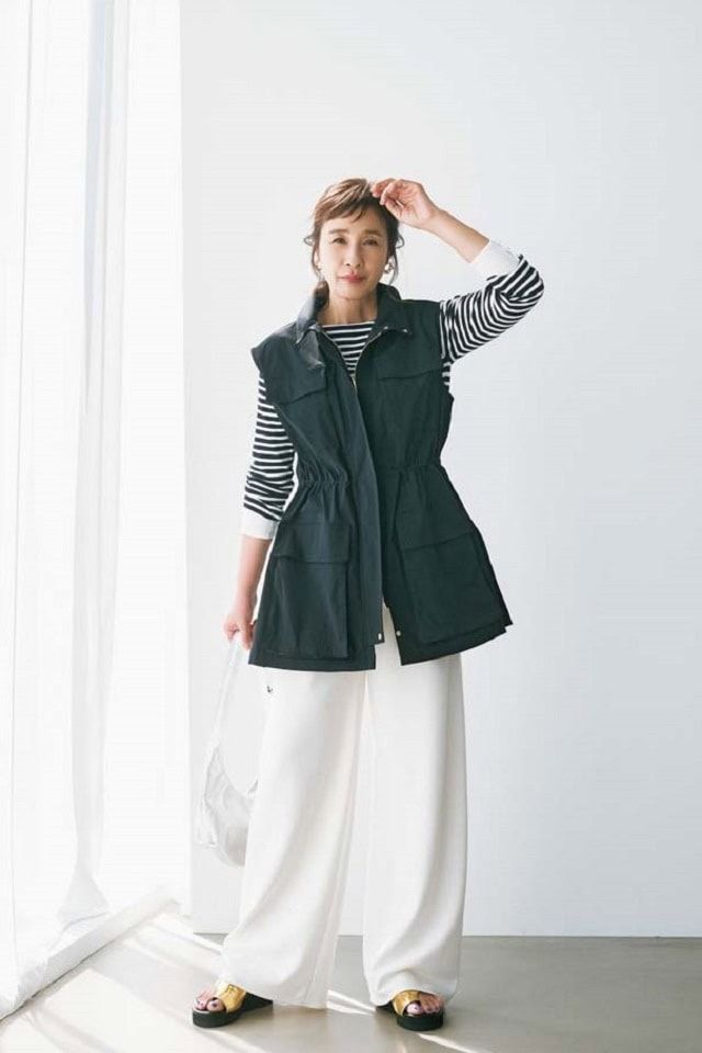 ジレ¥26,400、パンツ¥16,390／ともにドゥクラッセ、ニット¥6,600／エルーラ（アダストリア カスタマーサービス）、イヤリング¥16,200／アビステ、バッグ¥39,600／ピモンテ、靴¥7,590／アトリエブルージュ