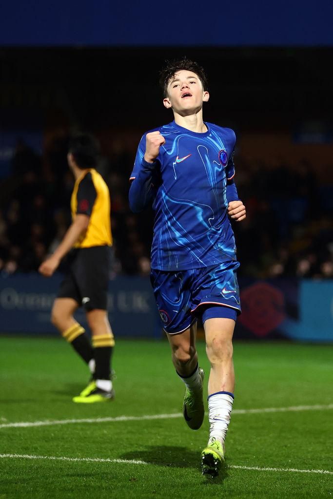 16歳でデビューした神童スター、すね当てがヤバいと話題