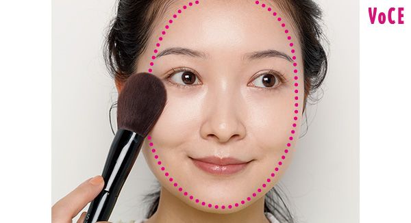 フェイスラインより指1本分内側までの全体に。