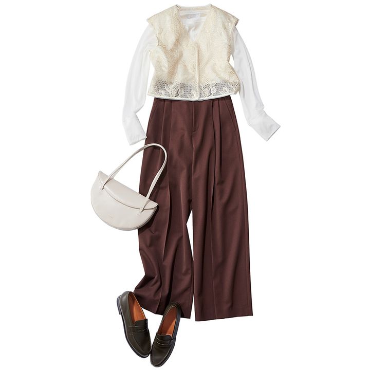 トレンドのブラウンパンツには洒落見えベストが好相性