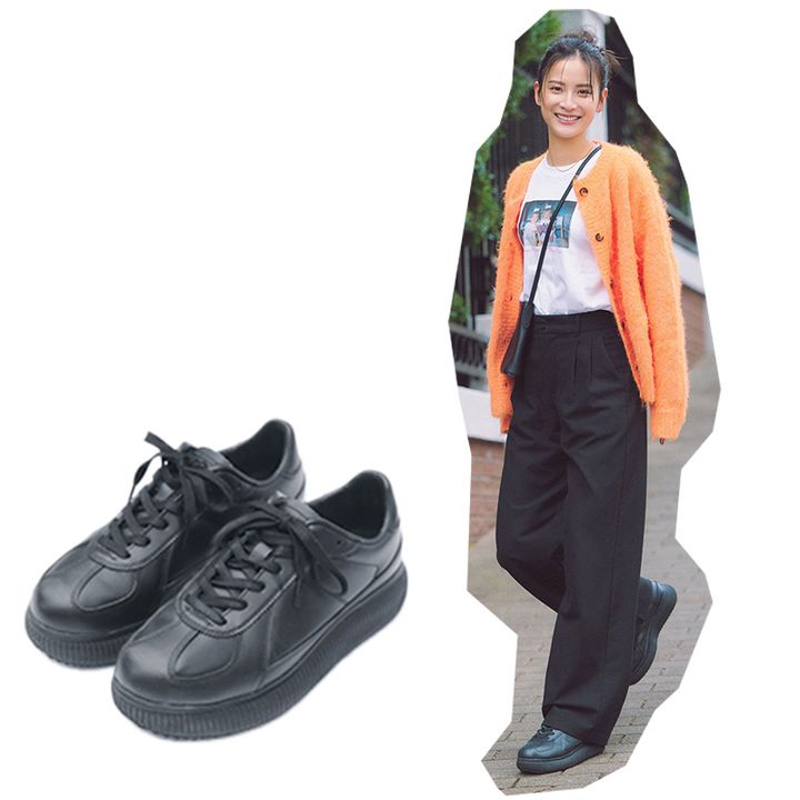 フォトTシャツと黒パンツにオレンジのカーディガンを羽織ってオニツカタイガーの黒スニーカーを合わせたコーデ