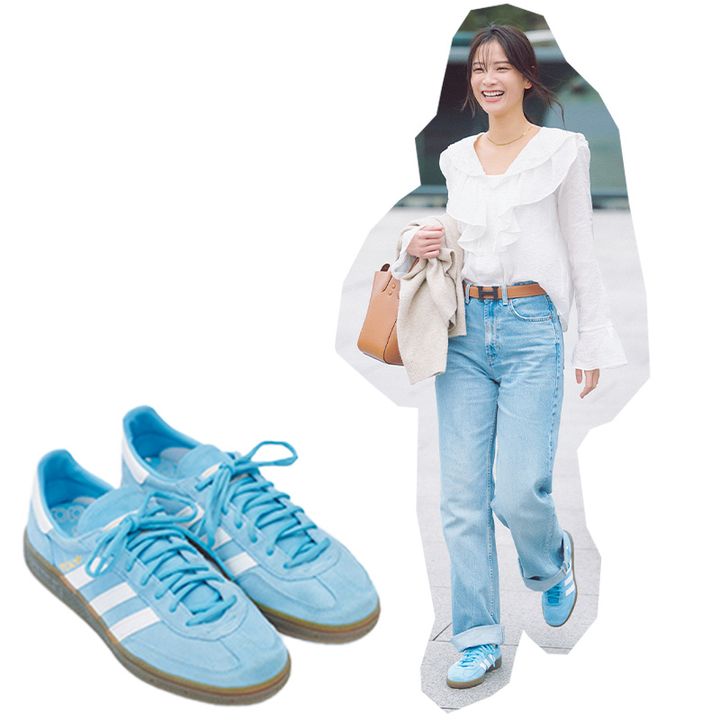 白のフリルブラウスとブルーデニムにアディダスの水色スニーカースペツィアルを合わせたデートコーデ