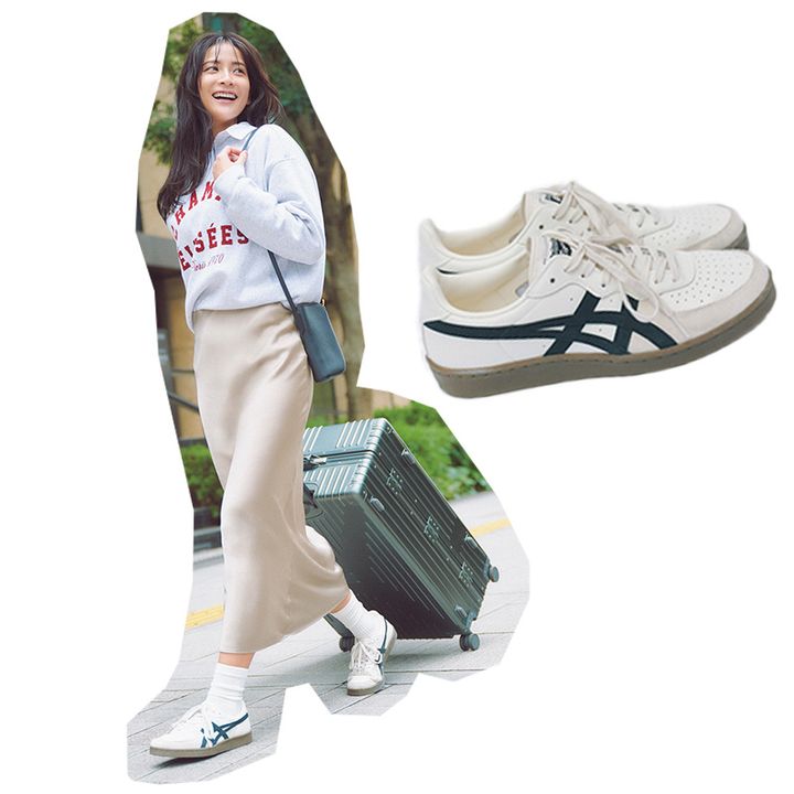 ロゴスウェットとサテンスカートにオニツカタイガーのGSMを合わせた旅行コーデ