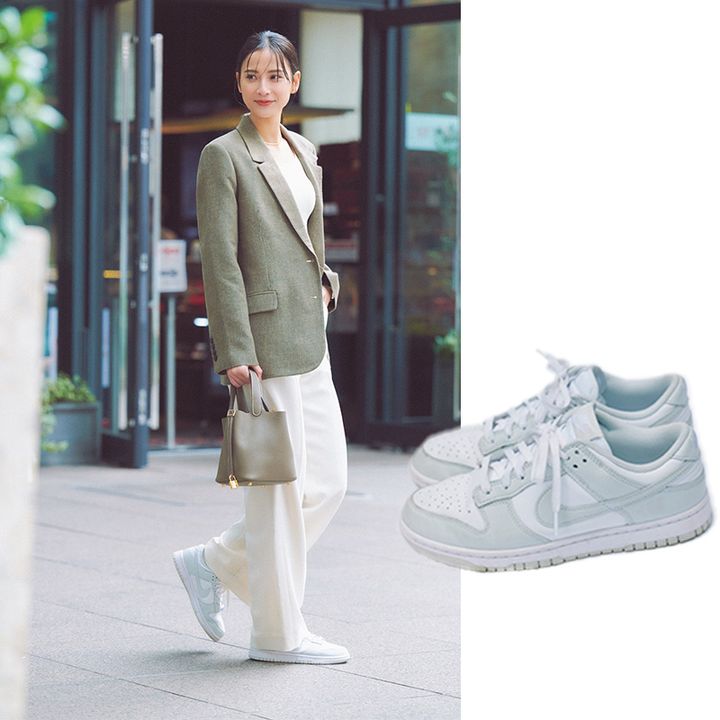 ジャケットと白パンツにミントカラーと白がコンビのナイキのダンクを合わせたコーデ