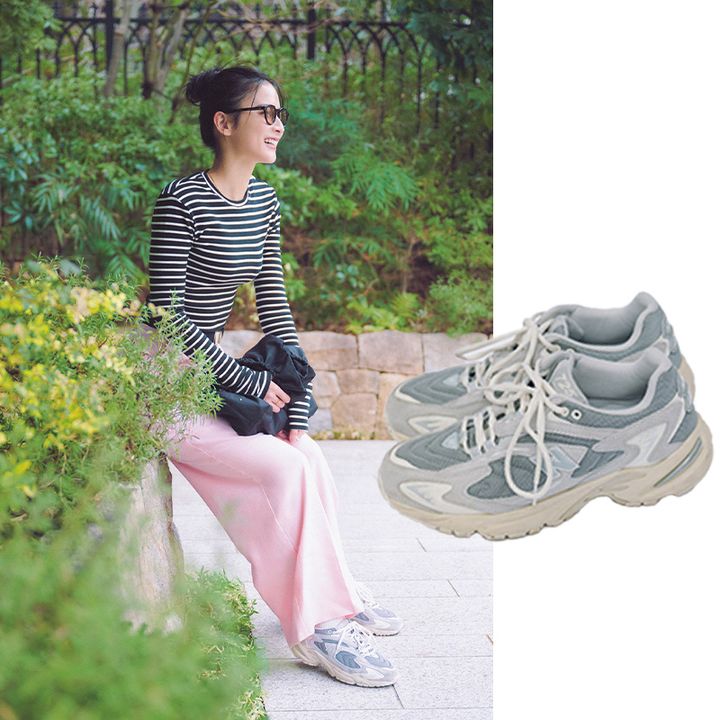 ボーダーカットソーとピンクのパンツにニューバランスのグレーのスニーカーを合わせた公園コーデ