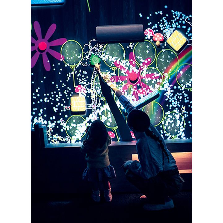 子どもと遊ぶ森泉さん