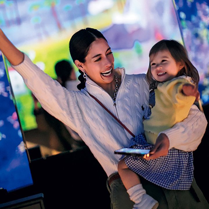 子どもを抱っこして遊ぶ森泉さん