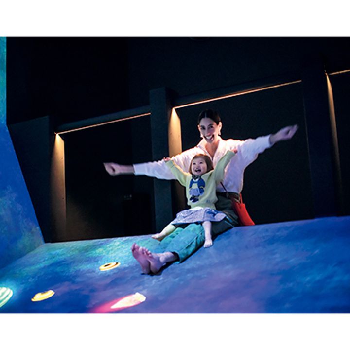 すべり台を楽しむ森泉さんと子ども