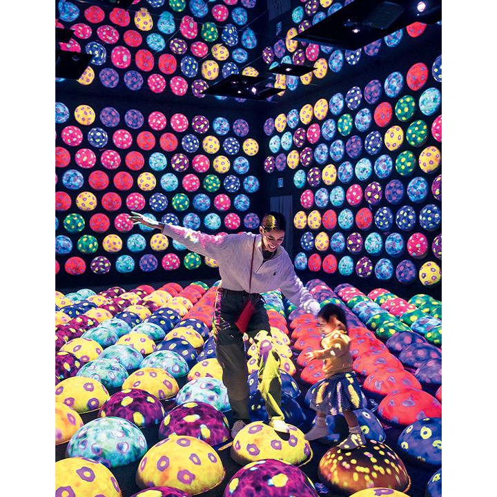 チームラボプラネッツで遊ぶ森泉さんと子ども