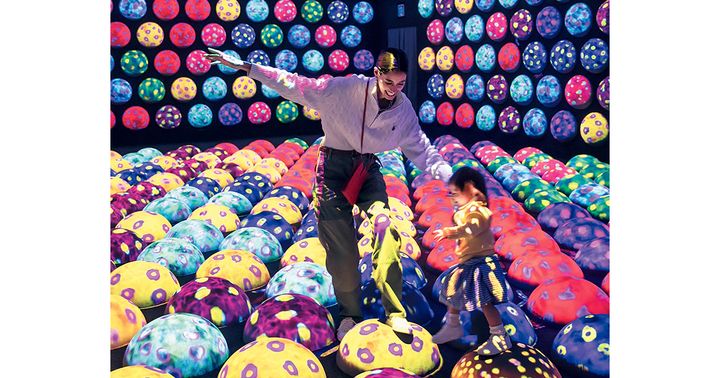 チームラボプラネッツで遊ぶ森泉さんと子ども
