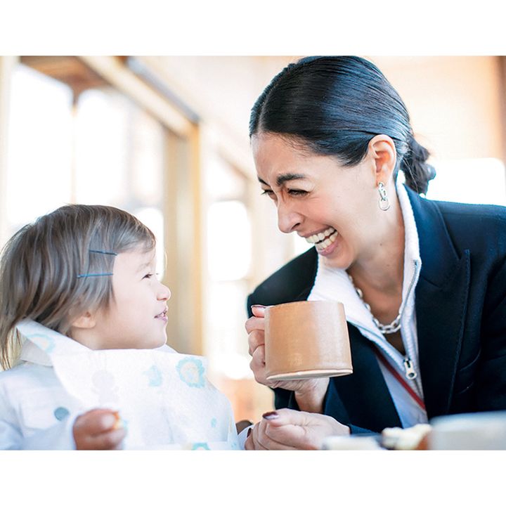 子どもに微笑む森泉さん